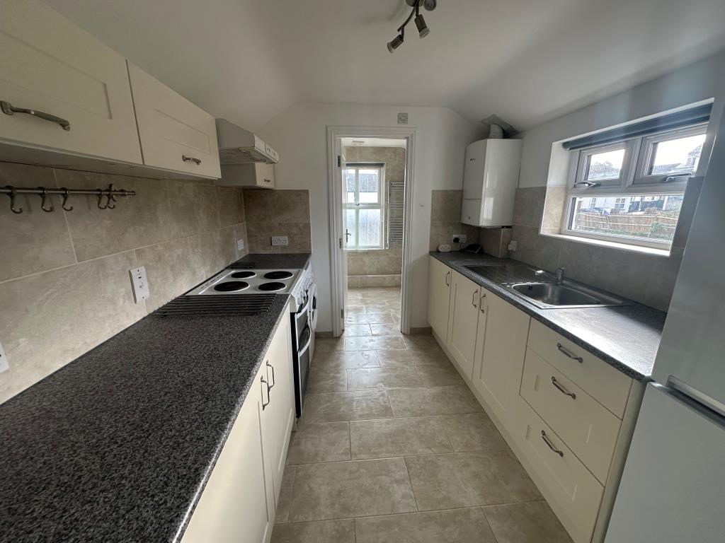 Lot: 69 - SHOP FOR INVESTMENT WITH WELL PRESENTED VACANT FLAT - Kitchen